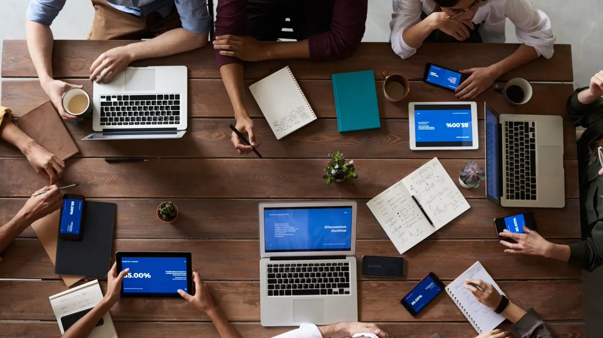 Analista revisando métricas de automatización y datos empresariales en laptop