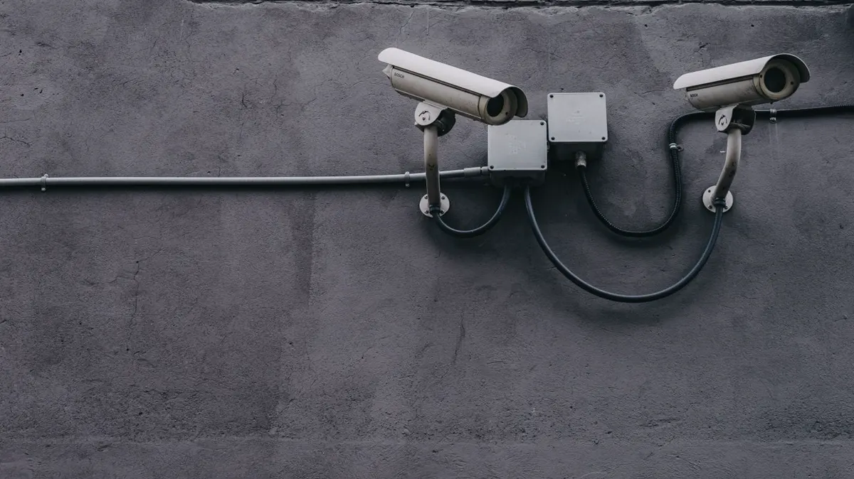 Cámara de videovigilancia IP instalada en establecimiento comercial