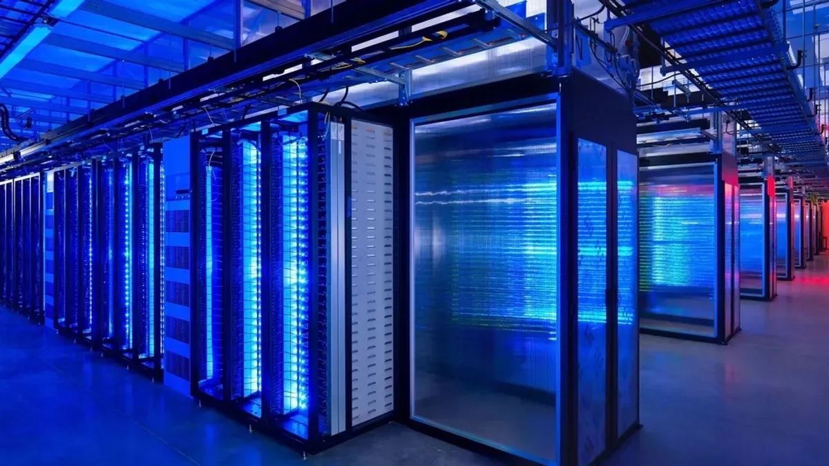Pasillo de servidores en un centro de datos moderno