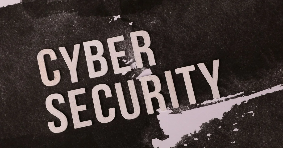 Escudo digital con candado representando seguridad Zero Trust
